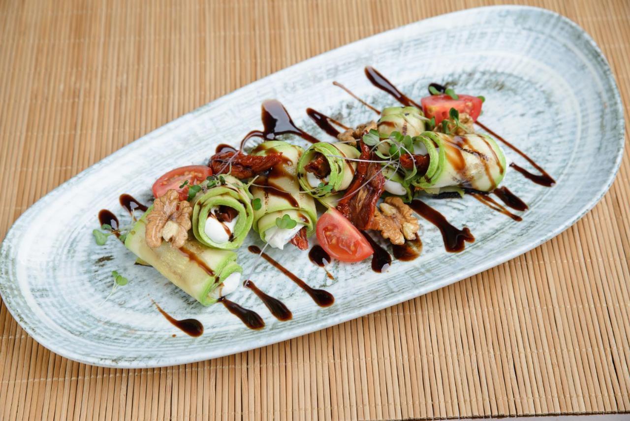 Royal Tulip Hotel & Casino, Tbilisi Ngoại thất bức ảnh A salad with balsamic vinegar
