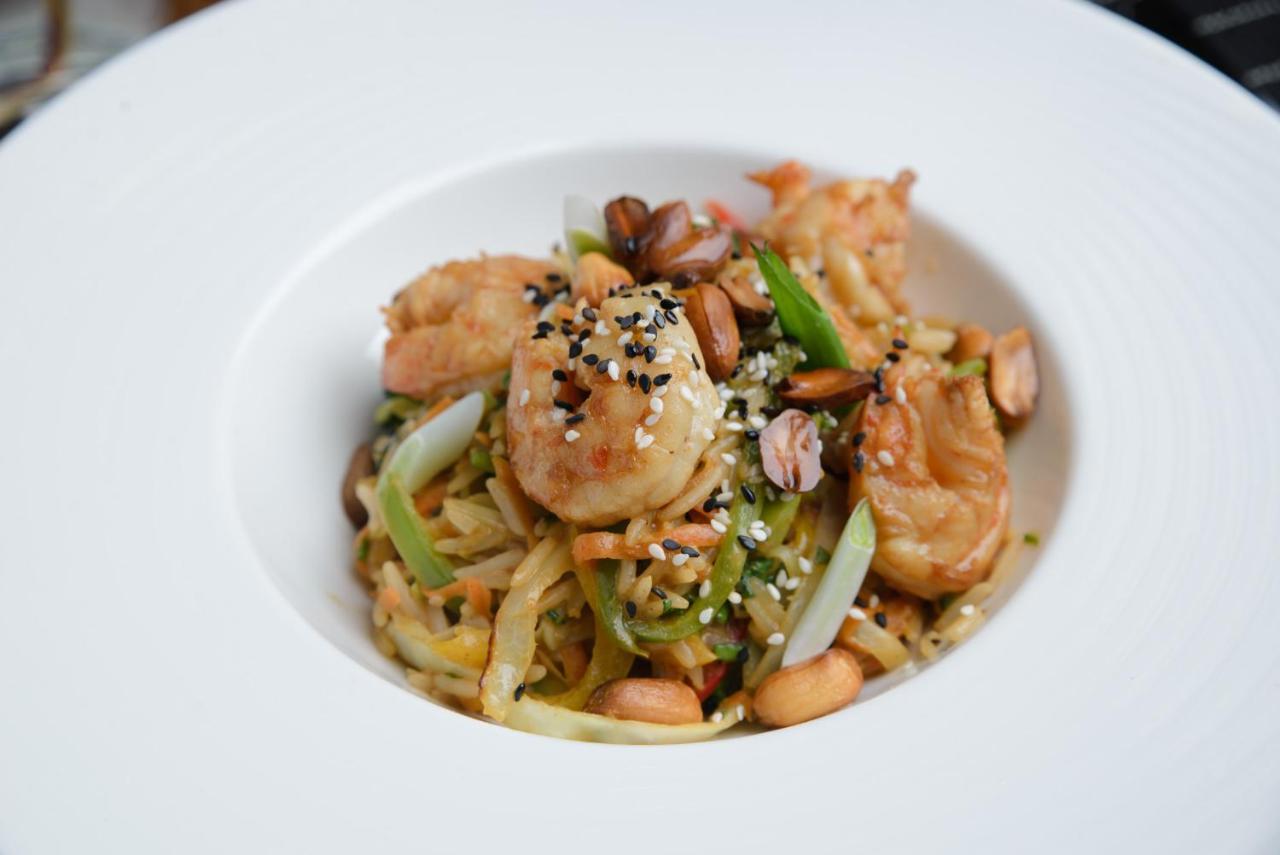 Royal Tulip Hotel & Casino, Tbilisi Ngoại thất bức ảnh Shrimp chow mein