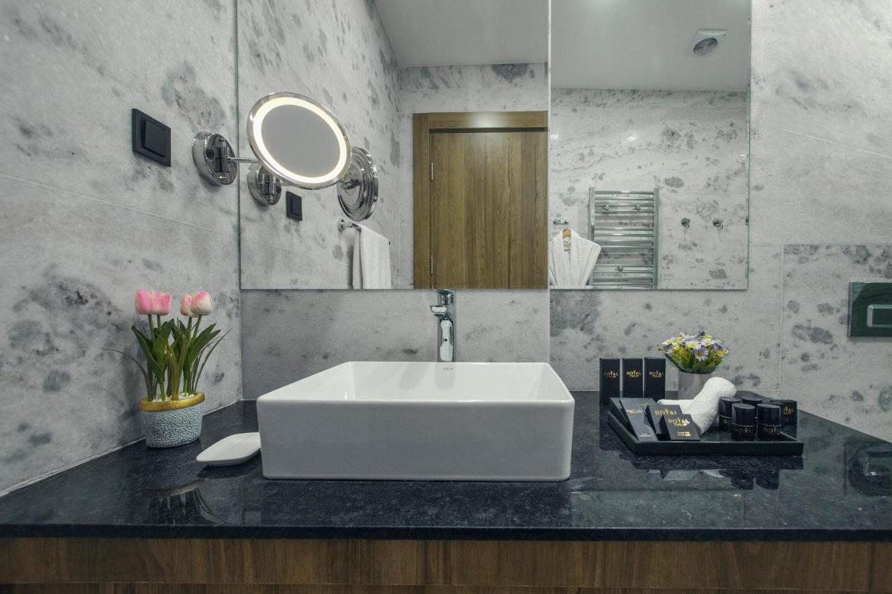 Royal Tulip Hotel & Casino, Tbilisi Ngoại thất bức ảnh Bathroom