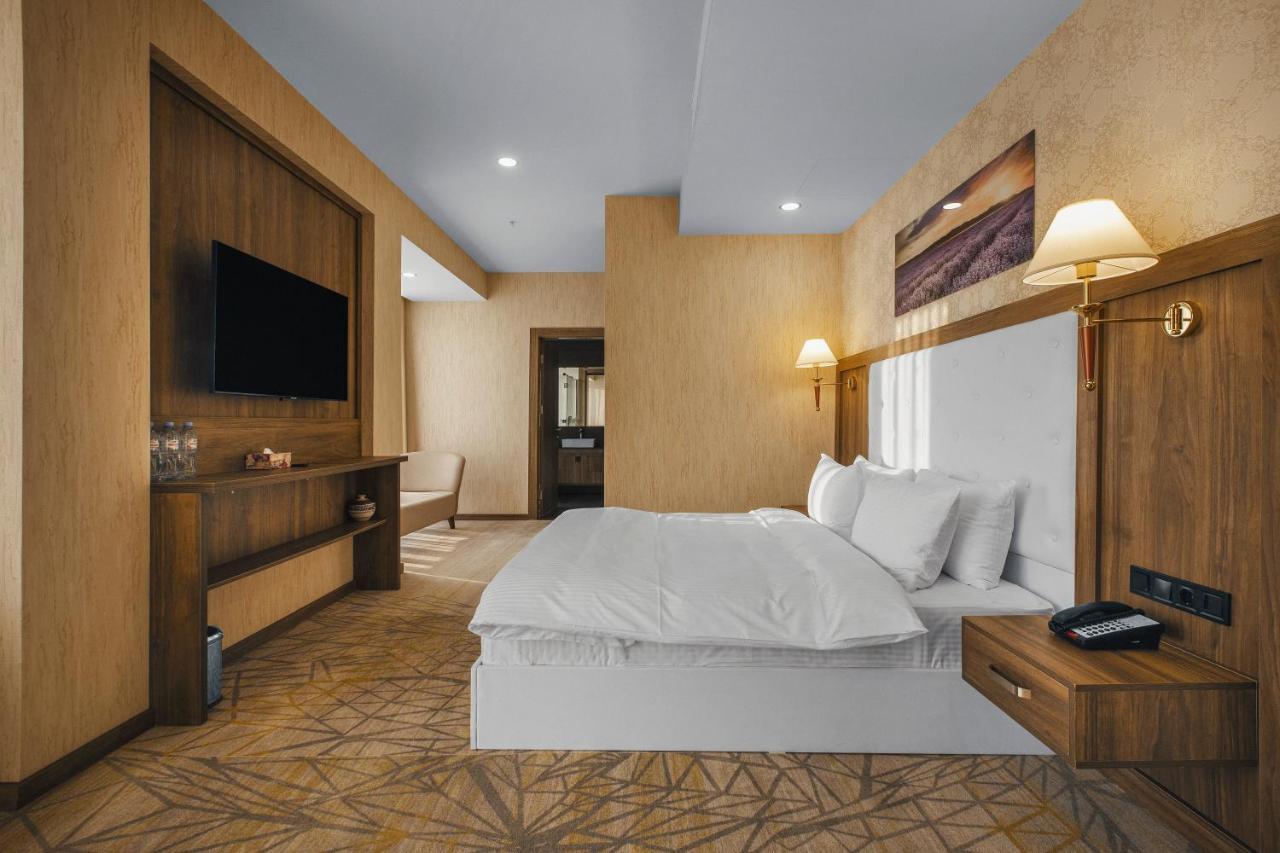Royal Tulip Hotel & Casino, Tbilisi Ngoại thất bức ảnh Deluxe Suite