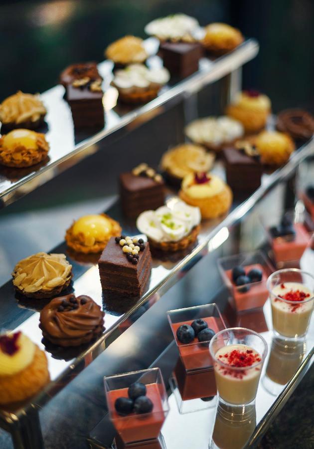 Royal Tulip Hotel & Casino, Tbilisi Ngoại thất bức ảnh A selection of petit fours