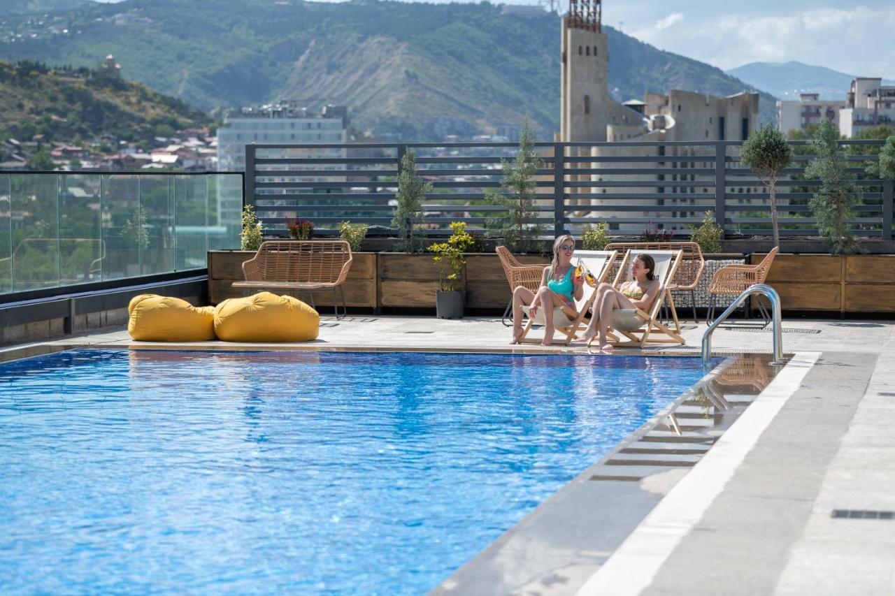 Royal Tulip Hotel & Casino, Tbilisi Ngoại thất bức ảnh Rooftop pool