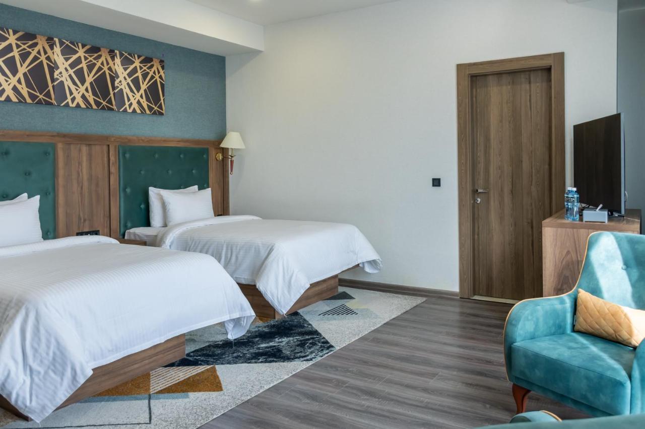 Royal Tulip Hotel & Casino, Tbilisi Ngoại thất bức ảnh A room at the hotel
