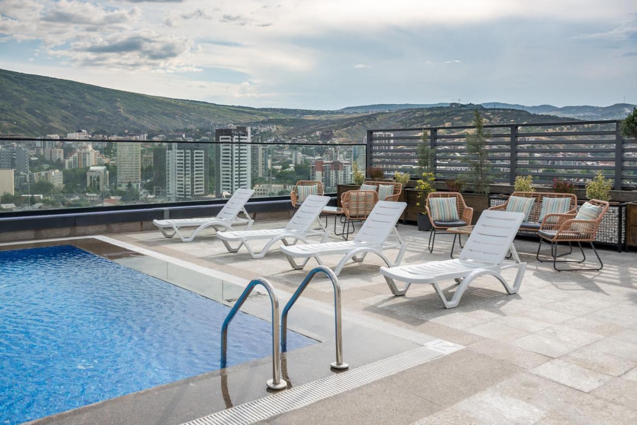 Royal Tulip Hotel & Casino, Tbilisi Ngoại thất bức ảnh Rooftop pool